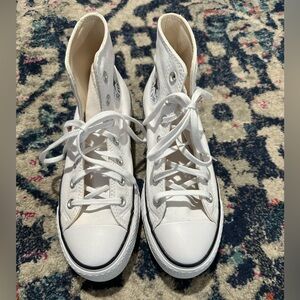 Never worn platflorm Converse all stars